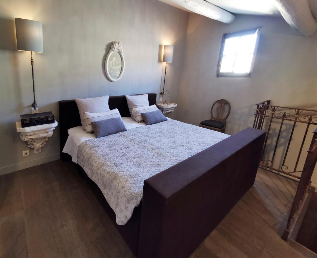 Le Petit Chateau Châteauneuf-de-Gadagne Екстериор снимка